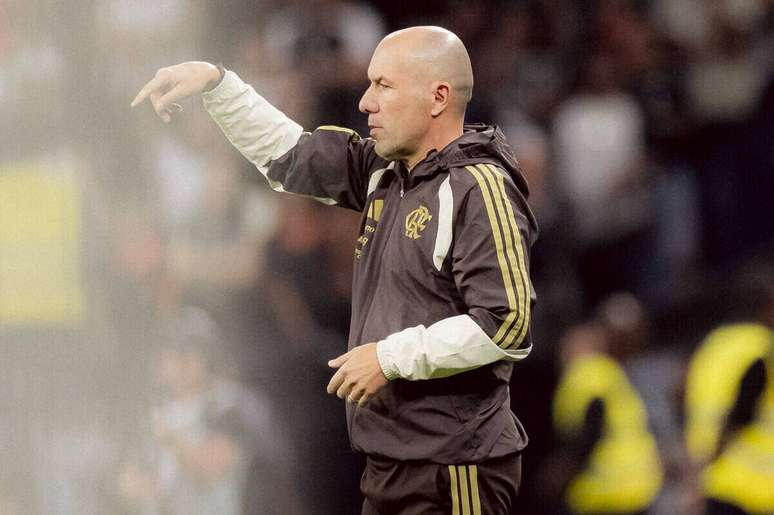 T&eacute;cnico Leonardo Jardim reclama de expuls&atilde;o de Pulgar no Flamengo &ndash;