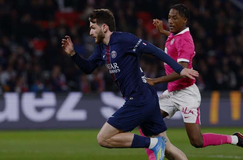 Jogadores de PSG e Toulouse em disputa de bola no Parque dos Pr&iacute;ncipes &ndash;