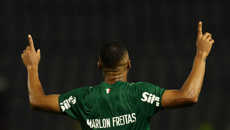 O jogador Marlon Freitas, da SE Palmeiras, comemora seu gol contra a equipe do Gr&ecirc;mio FBPA, durante partida v&aacute;lida pela nona rodada, do Campeonato Brasileiro, S&eacute;rie A, na Arena Barueri. 