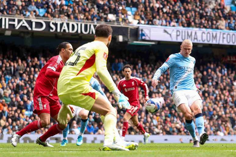 Haaland faz o quarto gol do Manchester City e seu hat-trick diante do Liverpool, no Etihad Stadium &ndash;