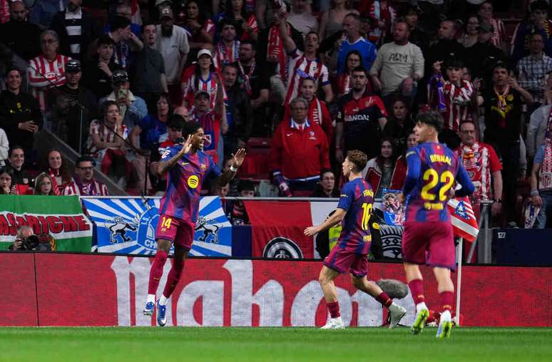 Rashford&nbsp; (&agrave; esquerda) celebra com os companheiros logo ap&oacute;s empatar o cl&aacute;ssico.