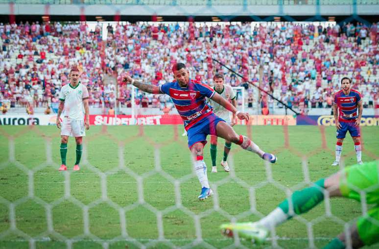 Mailson abre o placar para o Fortaleza em cobran&ccedil;a de p&ecirc;nalti no Castel&atilde;o &ndash;