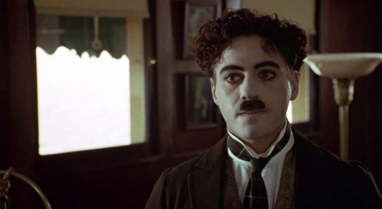 Robert Downey Jr. interpretou Charlie Chaplin em 'Chaplin' (1992).