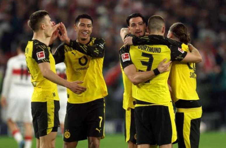 Dortmund permanece na vice-lideran&ccedil;a da Bundesliga ap&oacute;s a vit&oacute;ria fora de casa &ndash;