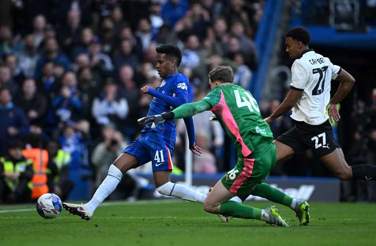 Est&ecirc;v&atilde;o joga bem e marca um gol sobre o Port Vale &ndash;