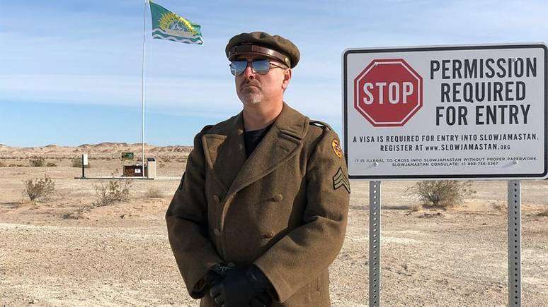 Slowjamastan tem seus pr&oacute;prios agentes de imigra&ccedil;&atilde;o e postos na fronteira