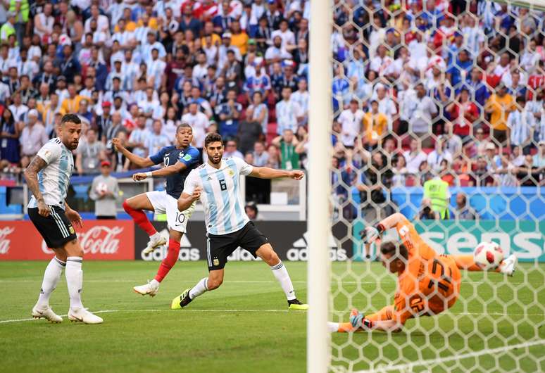 Mbapp&eacute; marcando gol contra a Argentina em 2018 &ndash; (Photo by Laurence Griffiths/Getty Images)