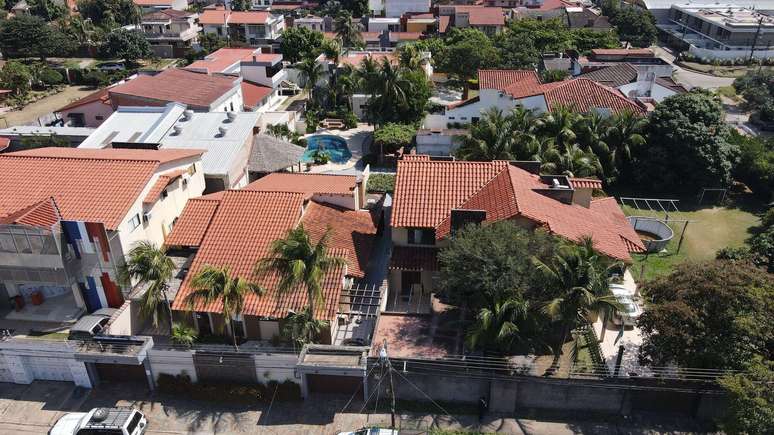 Vista a&eacute;rea de uma casa onde foi realizada opera&ccedil;&atilde;o para tentar prender o uruguaio Sebasti&aacute;n Marset em Santa Cruz de la Sierra, na Bol&iacute;via, em 2023
