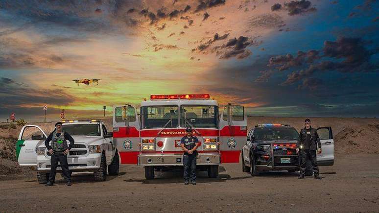 Slowjamastan se orgulha de ter sua pr&oacute;pria for&ccedil;a policial, cinco caminh&otilde;es e ambul&acirc;ncias