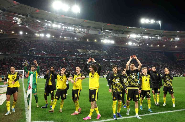 Dortmund permanece na vice-lideran&ccedil;a da Bundesliga ap&oacute;s a vit&oacute;ria fora de casa &ndash;