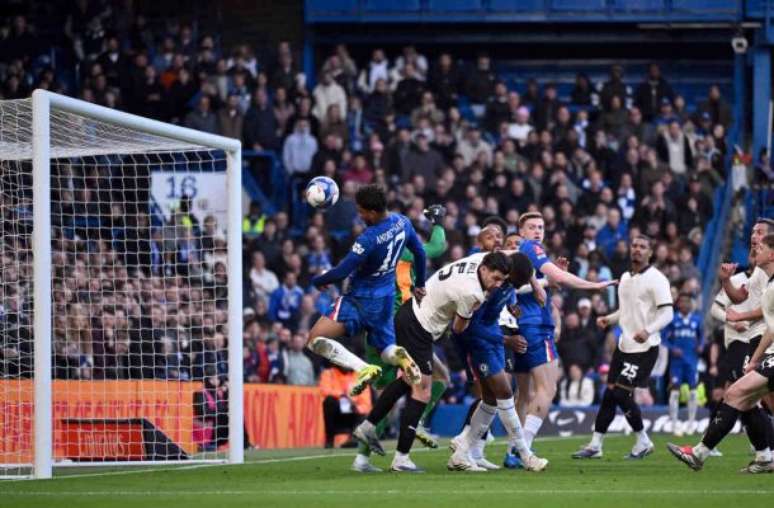 Est&ecirc;v&atilde;o joga bem e marca um gol sobre o Port Vale &ndash;