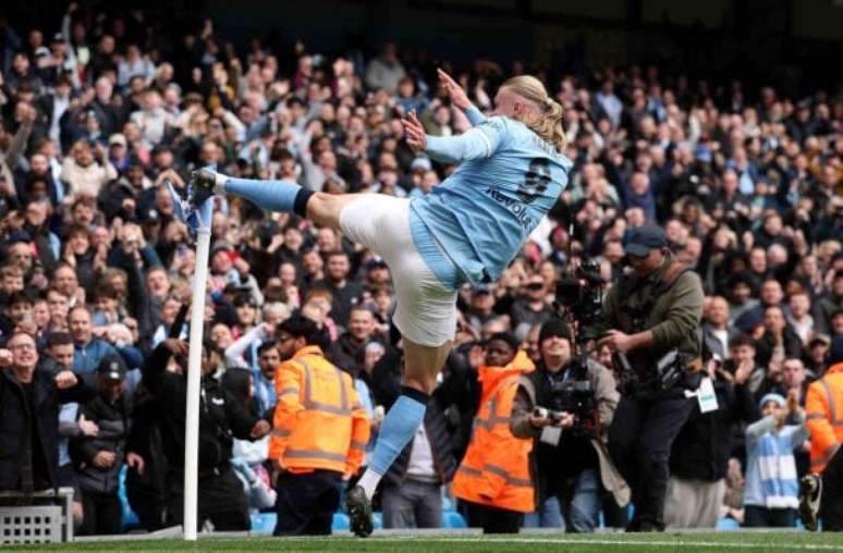 Haaland faz o quarto gol do Manchester City e seu hat-trick diante do Liverpool, no Etihad Stadium &ndash;