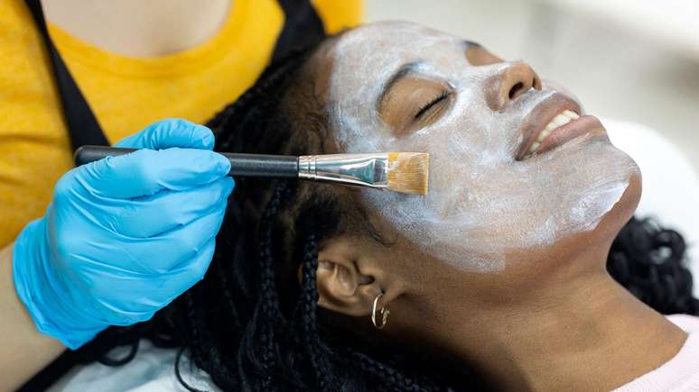 Mulher recebe aplica&ccedil;&atilde;o de m&aacute;scara facial