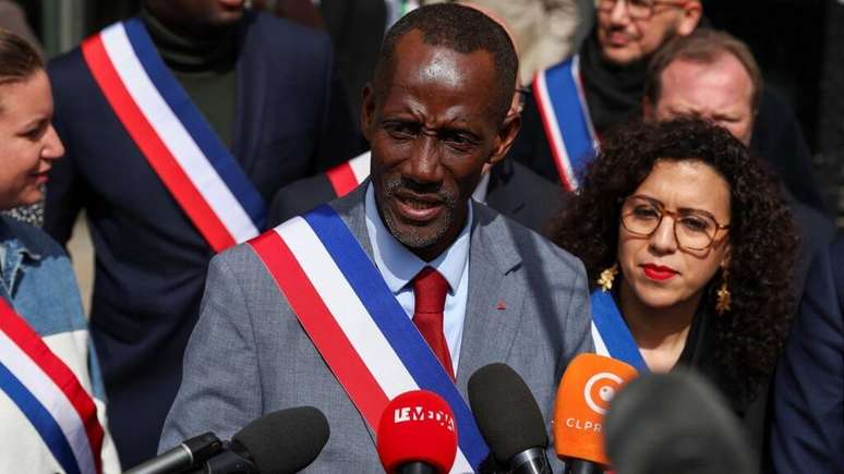 Prefeito de Saint-Denis, Bally Bagayoko, discursa durante protesto contra o racismo neste s&aacute;bado, 4 de abril de 2026.