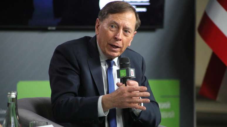 O general David Petraeus, diretor da CIA de 2011 a 2012, participou do F&oacute;rum de Seguran&ccedil;a de Kiev na sexta-feira, 3 de abril de 2026.