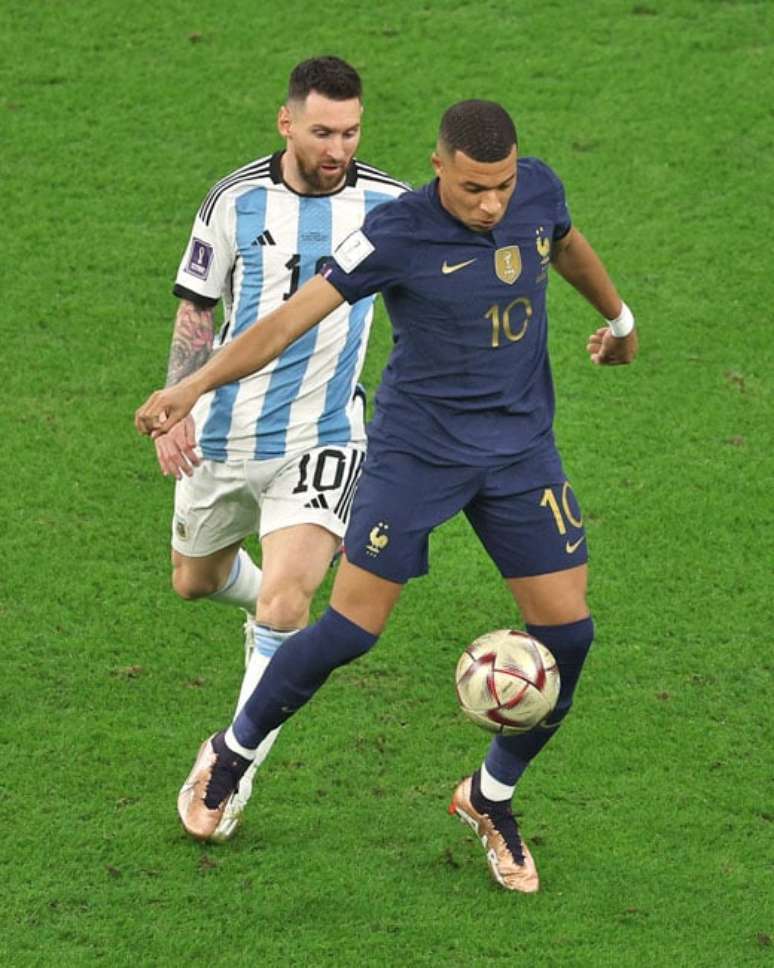 Messi e Mbapp&eacute; em disputa de bola na final da Copa do Mundo &ndash; Twitter @FIFAWorldCup
