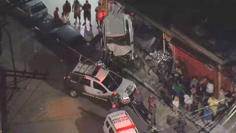 Duas crian&ccedil;as morrem atropeladas ap&oacute;s carro bater no port&atilde;o de casa em Diadema, na Grande SP