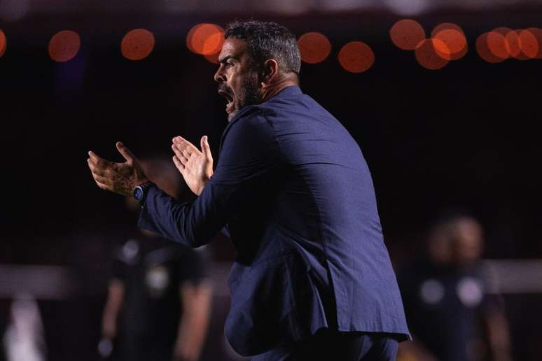 Artur Jorge orienta jogadores da Raposa durante partida contra o S&atilde;o Paulo, no Morumbis&nbsp; &ndash;