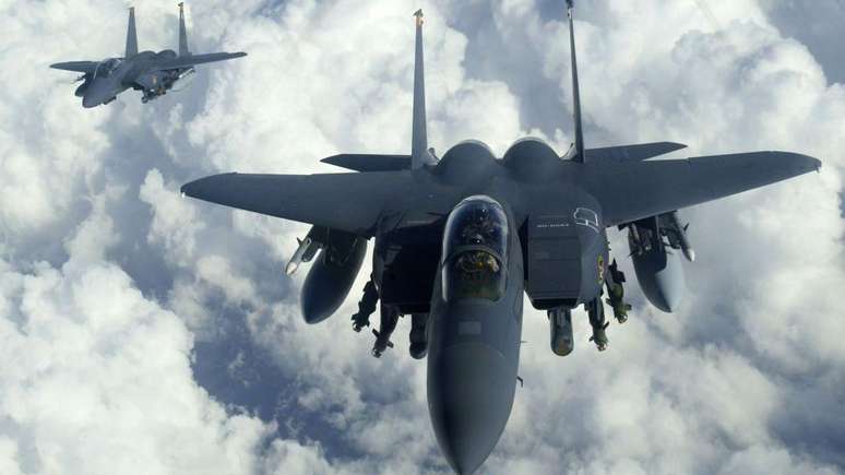 Dois jatos F-15E Strike Eagle voando lado a lado