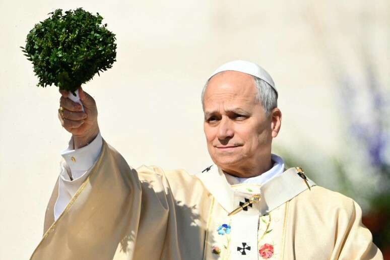 Papa Le&atilde;o XIV durante missa de P&aacute;scoa