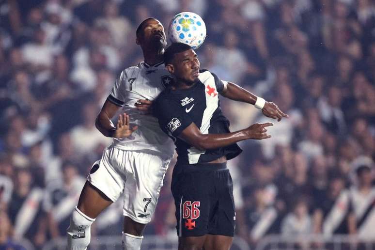 Cuiabano disputa bola pelo alto com J&uacute;nior Santos durante cl&aacute;ssico em S&atilde;o Janu&aacute;rio&nbsp; &ndash;