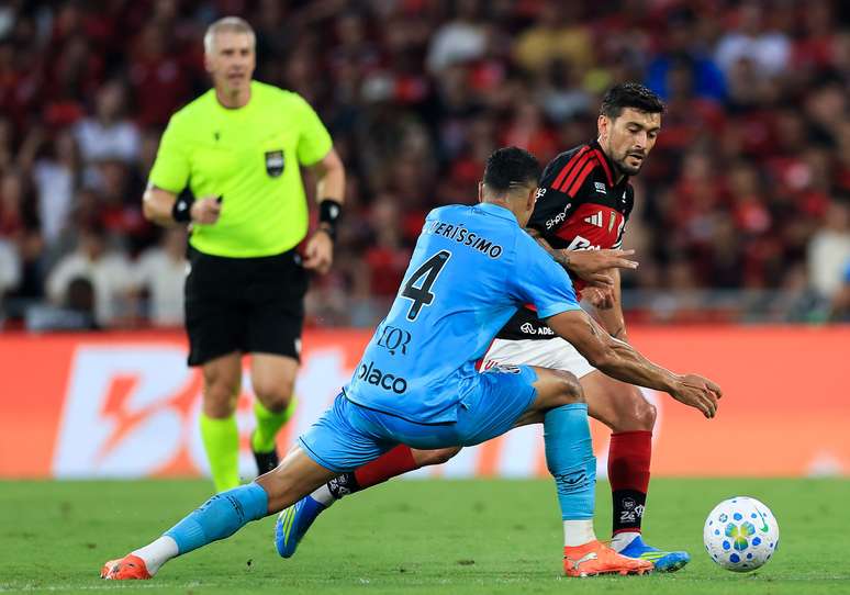 RIO DE JANEIRO, BRAZIL &ndash; APRIL 05: Giorgian De Arrascaeta of Flamengo competes for the ball with Lucas Verissimo of Santos during the match between Flamengo and Santos as part of Brasileirao 2026 at Maracana Stadium on April 05, 2026 in Rio de Janeiro, Brazil. (Photo by Buda Mendes/Getty Images)