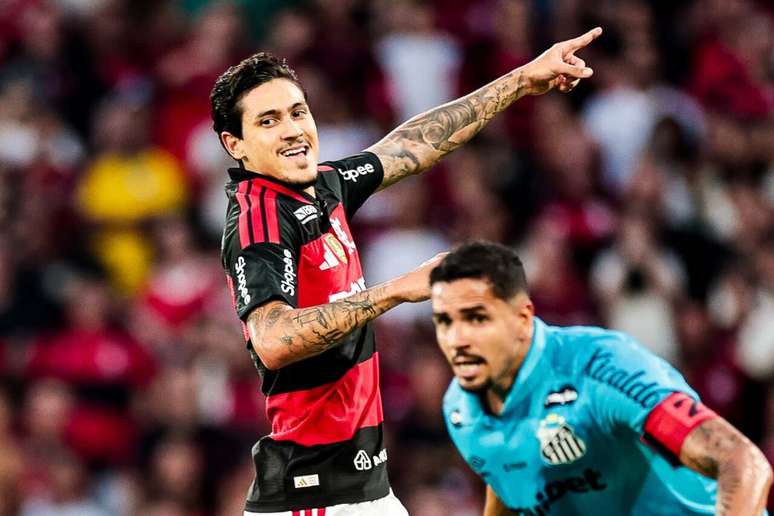 O flamenguista Pedro e o santista Lucas Ver&iacute;ssimo em a&ccedil;&atilde;o durante o cl&aacute;ssico deste domingo, no Maracan&atilde;.