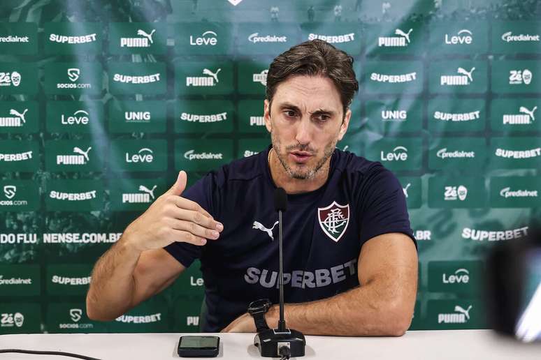 Zubeldia durante a colteiva ap&oacute;s o 1 a 1 com&nbsp; o Coritiba.