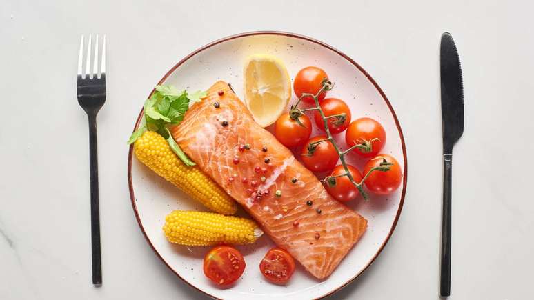 Menos &eacute; mais: parar de comer quando estiver quase satisfeito, como em Okinawa, &eacute; um segredo simples para uma vida longa e equilibrada &ndash; depositphotos.com / VadimVasenin