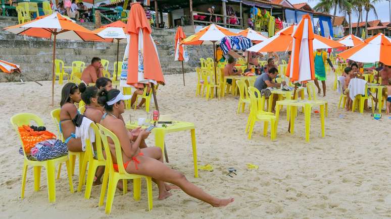 Branca ou colorida, a cadeira monobloco &eacute; onipresente nas praias, como nesta imagem da praia do Franc&ecirc;s, localizada em Alagoas