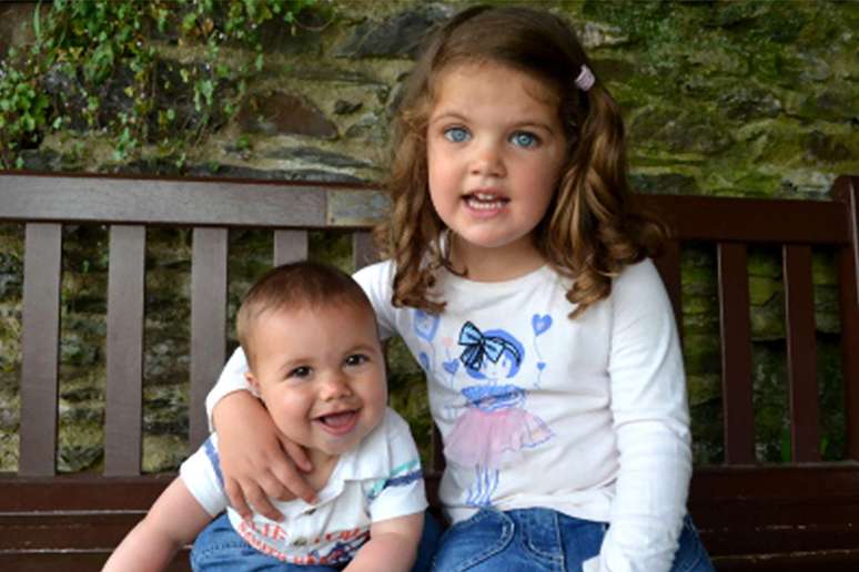 James e Kate, em fotografia de v&aacute;rios anos atr&aacute;s, foram concebidos por meio de FIV (fertiliza&ccedil;&atilde;o in vitro)