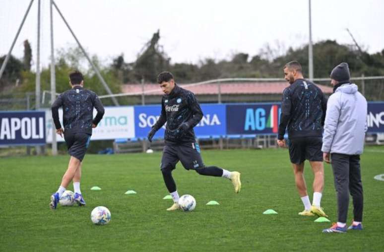 நேபோலியை எதிர்கொள்ளும் முன் தயாரிப்பு நடவடிக்கையின் போது மிலன் வீரர்கள் -