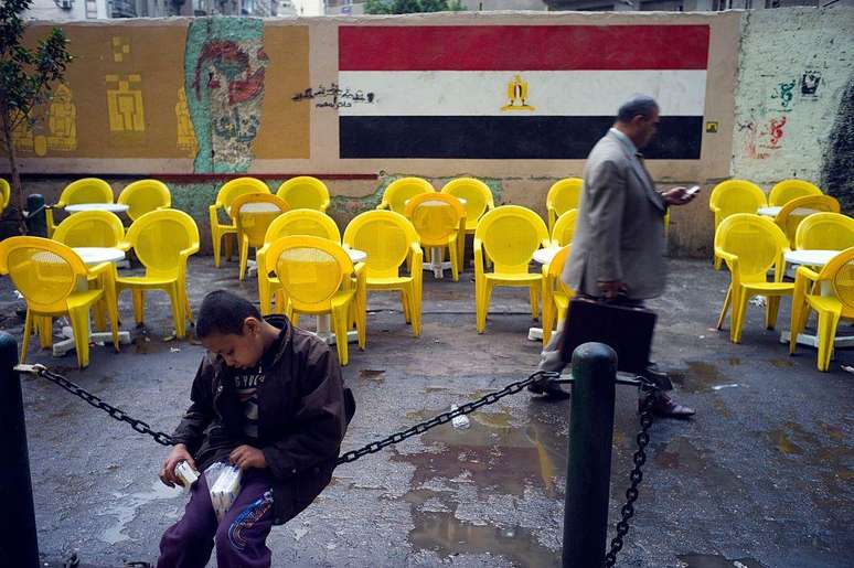 Procure entre suas fotos alguma dessas cadeiras, seja na sua casa, seja nas suas viagens, como neste caf&eacute; na cidade do Cairo, no Egito