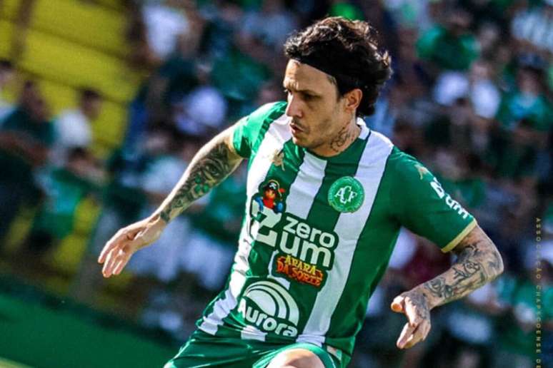 Jean Carlos em a&ccedil;&atilde;o pela Chapecoense no duelo contra o Vit&oacute;ria &ndash; F0to: Reprodu&ccedil;&atilde;o / Chapecoense