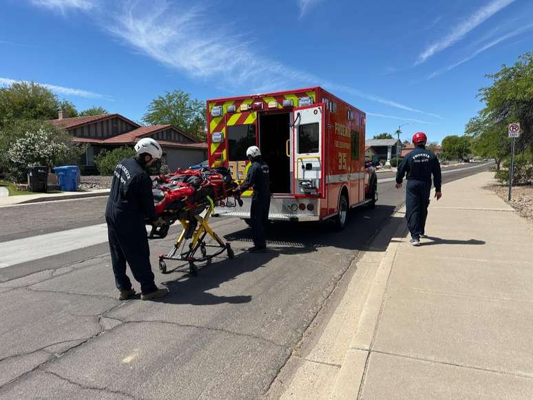 V&iacute;tima de ataque de abelhas &eacute; colocada em ambul&acirc;ncia