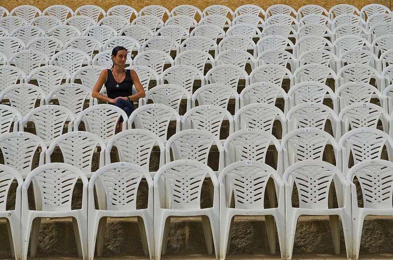 A cadeira monobloco est&aacute; por toda parte