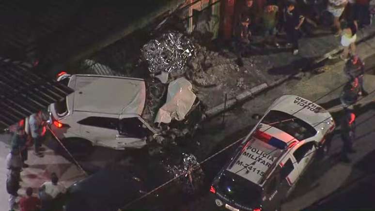 கிரேட்டர் எஸ்பியின் டயடெமாவில் அவர்களின் வீட்டின் வாயில் மீது கார் மோதியதில் இரண்டு குழந்தைகள் ஓடியதில் இறந்தனர்.