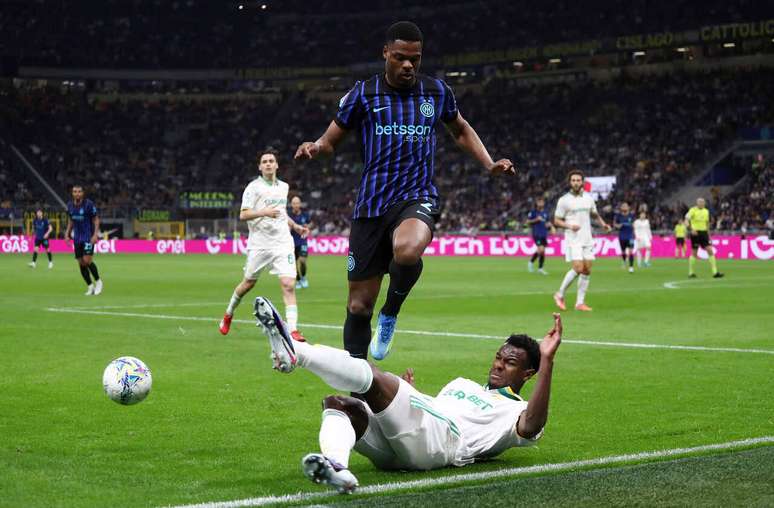 Jogadores de Inter de Mil&atilde;o e Roma em disputa de bola na Serie A &ndash;