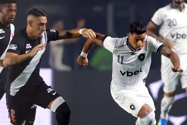 Puma Rodr&iacute;guez se esfor&ccedil;a para conter o arranque de Matheus Martins, do Botafogo &ndash;