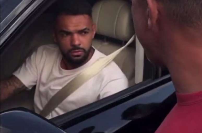 Jogadores na sa&iacute;da do CT do Corinthians &ndash;