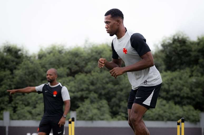 Carlos Cuesta voltar&aacute; a ser titular no Vasco &ndash;