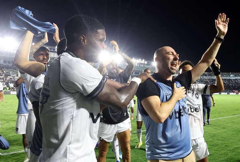 Bell&atilde;o &eacute; ovacionado ap&oacute;s a vit&oacute;ria de virada sobre o Vasco &ndash;