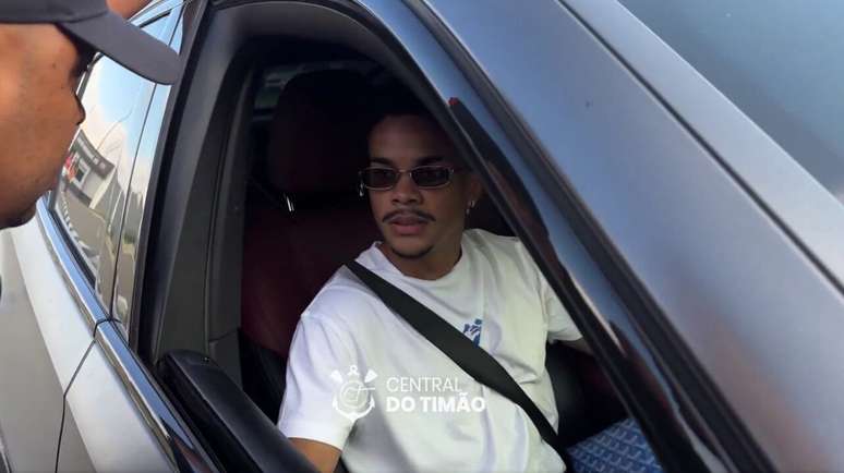 Jogadores na sa&iacute;da do CT do Corinthians &ndash;