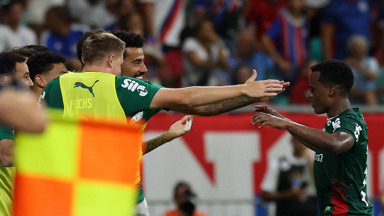O jogador Jhon Arias, da SE Palmeiras, comemora seu gol contra a equipe do EC Bahia, durante partida v&aacute;lida pela d&eacute;cima rodada, do Campeonato Brasileiro, S&eacute;rie A, na Arena Fonte Nova. 