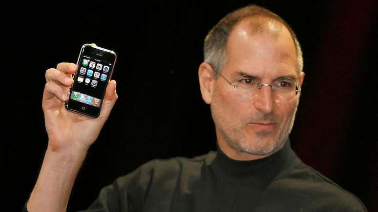 'iPod, telefone e comunicador via internet': Steve Jobs apresentou a primeira vers&atilde;o para o mundo em 2007