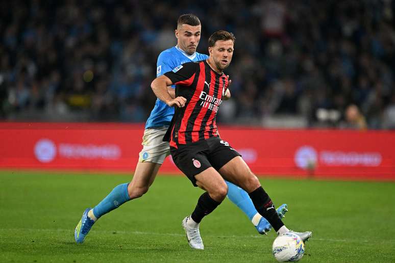 Milan joga mal e perde para o Napoli, novo vice-l&iacute;der do Italiano &ndash;