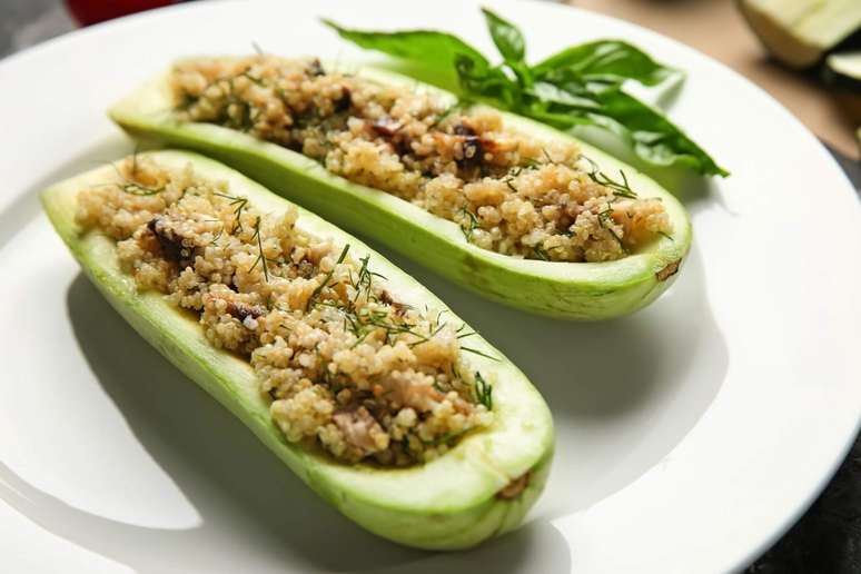 Abobrinha recheada com quinoa 
