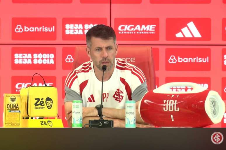 Pezzolano em entrevista coletiva &ndash;