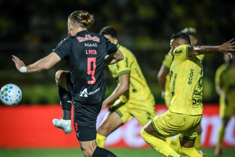 Isidro Pitta se esfor&ccedil;a para superar marca&ccedil;&atilde;o de Reinaldo, do Mirassol &ndash;