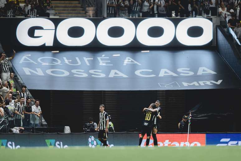 Observados de perto pelos torcedores, jogadores do Galo celebram um dos gols no triunfo sobre o Furac&atilde;o, na Arena MRV &ndash;